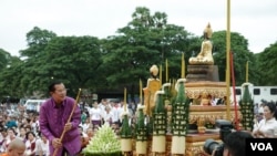 Cambodian Prime Minister Hun Sen in an elaborate ritual ceremony to pray for the country's happiness at the famed Angkor Wat temple in Cambodia's northwestern Siem Reap province, November 02, 2017. (Khan Sokummono/VOA Khmer)