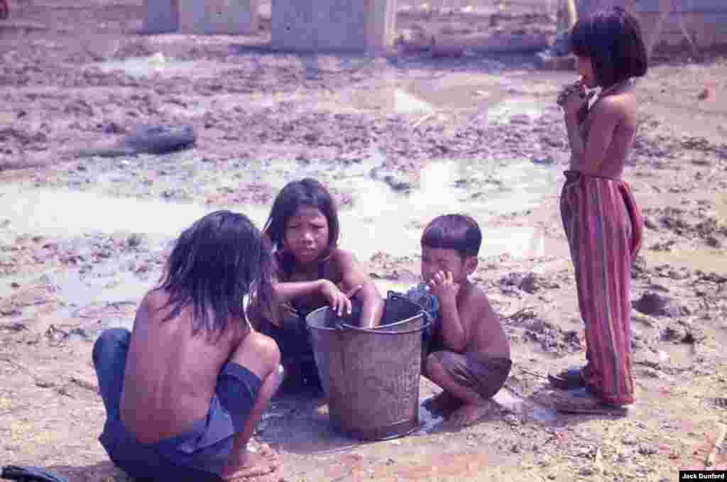 រូបភាព​កុមារ​តូចៗ​នៅ​ជំរំ នង សាម៉េត នៅខែ​មករា ឆ្នាំ១៩៨២។ (ដោយ​លោក Jack Dunford)