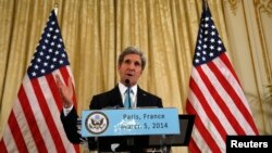 Menlu AS John Kerry memberikan sambutan tentang krisis Ukraina di rumah kediaman Dubes AS di Paris (5/3).