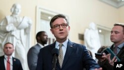 Ketua DPR Amerika Mike Johnson menjawab pertanyaan media setelah menyetujui anggaran sementara untuk menghindari penghentian kegiatan pemerintah, di Gedung Capitol, Washington, 20 Desember 2024. (Foto: Jose Luis Magana/AP Photo)