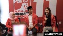 Tsamara Amany (kanan), caleg perempuan PSI, ketika mengumumkan “Kebohongan Award” di Jakarta hari Jumat (4/1). (Courtesy: PSI)