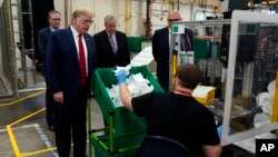 Prezident Tramp 'Honeywell" zavodining Arizona shtatidagi inshootida, 5-may, 2020