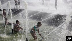 سن پیترزبورگ، روسیه - مردم برای فرار از موج گرما به حوض ها و فواره های شهر پناه برده اند - ۲۷ ژوئیه ۲۰۱۹