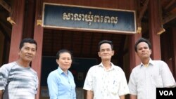 សមាជិក​ក្រុមប្រឹក្សា​មក​ពី​គណបក្ស​ប្រជាជនកម្ពុជា លោក ទូច ប៉ាវ (​ពីស្តាំ) មេឃុំ​ពពេល ក្នុង​ស្រុក​ត្រាំកក់ ខេត្ត​តាកែវ និង​អ្នកស្រី ឃុន វ៉ាន់នឿន (ធ្វេង​ទីពីរ) ជំទប់​ទី​ពីរ​ ឈរ​​ខាងមុខ​សាលាឃុំ ក្នុង​ចំណោម​សមាជិក​ក្រុមប្រឹក្សា​ផ្សេង​ទៀត។ អ្នកទាំងពីរ​ជា​អង្គ​បោះឆ្នោត​ព្រឹទ្ធសភា ដែល​នឹង​ប្រព្រឹត្ត​ទៅ​នៅ​ថ្ងៃ​ទី​២៥ ខែកុម្ភៈ ឆ្នាំ២០១៨។ (ស៊ុន​ ណារិន/VOA)