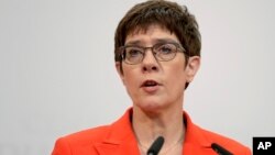 ანეგრეტ კრამპ-კარენბაუერი, გერმანიის თავდაცვის მინისტრი