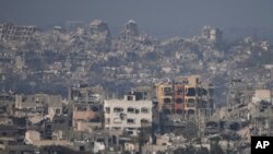 Bangunan-bangunan yang hancur akibat pemboman Israel seperti terlihat di dalam Jalur Gaza dari Israel selatan, Kamis, 16 Januari 2025. (Ariel Schalit/AP)