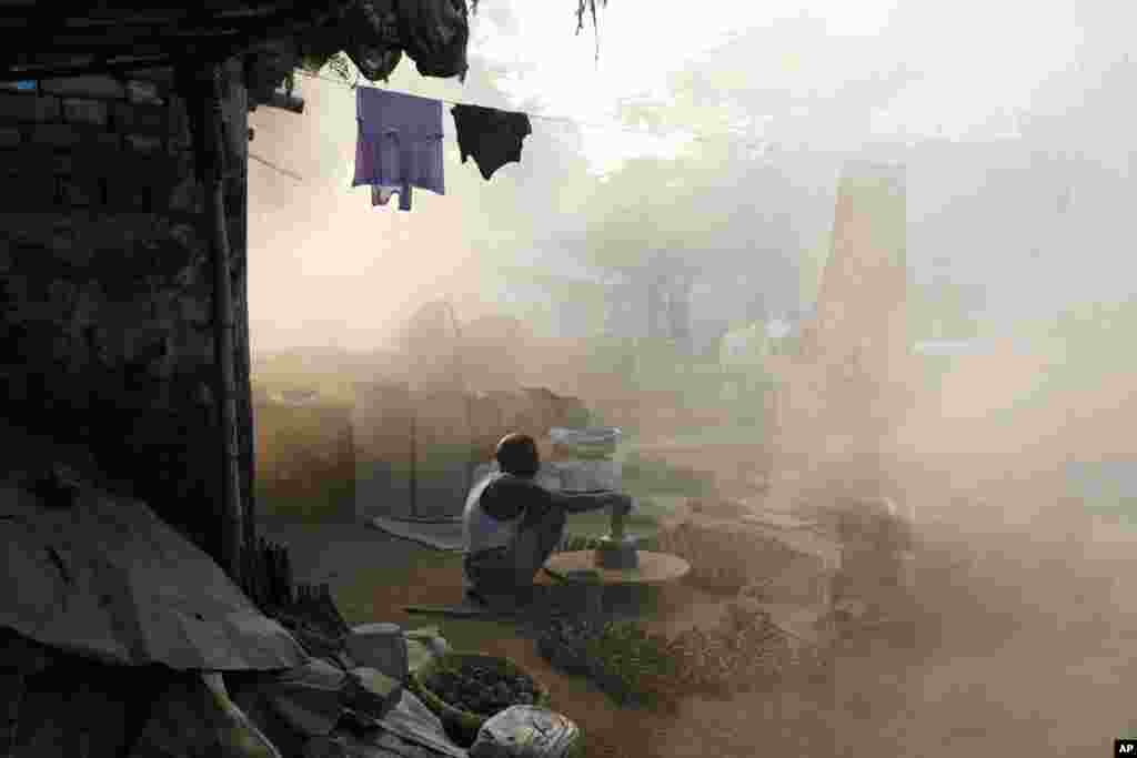 Seorang pengrajin gerabah membuat lampu untuk festival Diwali di Allahabad, India. Pada saat Diwali, umat Hindu menyalakan lampu, memakai baju baru, saling bertukar kudapan manis dan hadiah, serta berdoa pada Dewi Lakshmi. (AP/Rajesh Kumar Singh)