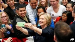 Hillary Clinton mengambil foto selfie bersama para pendukungnya dalam kampanye di San Francisco, California (26/5).