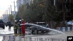 Petugas pemadam kebakaran membersihkan lokasi ledakan bom bunuh diri di Kabul, Afghanistan, 16 November 2017. 
