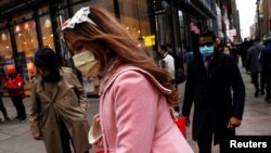 지난 22일 미국 뉴욕시 펜스테이션 주변에서 마스크를 슨 행인들.