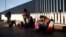 Arhiva - Migrant sedi sa svijom decom dok čekaju da čuju da li je njihov broj prozvan za apliciranje za azilu u SAD, na granici SAD i Meksika, u Tihuani, Meksiko, 25. januara 2019.