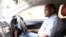 Un nouveau conducteur Uber dans sa voiture à Nairobi le 9 mars 2016.