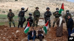 Palestinci protestuju pred izraelskim vojnicima zbog blizu Nablusa na Zapadnoj obali, 27. novembra 2020. 