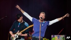 Chris Martin, vokalis Coldplay, pada Festival Budweiser Made in America, Minggu, 4 September 2016, di Philadelphia.