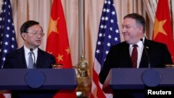 Menlu AS Mike Pompeo (kanan) dan Diplomat Top dan Anggota Politbiro China Yang Jiechi (kiri) dalam pertemuan di Washington, D.C., 9 November 2018. (Foto; dok).