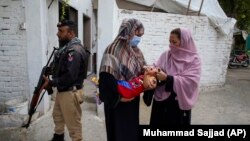 تندروان در پاکستان در یک دهۀ پسین همواره بر تیم های واکسیناسیون پولیو و محافظان امنیتی آنان حمله کرده و صدها منسوب پولیس و کارمند صحی را کشته اند. عکس- آرشیف