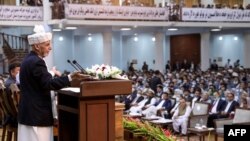 ប្រធានាធិបតី Ashraf Ghani ថ្លែង​ក្នុង​ថ្ងៃ​ទី​១ នៃ​កិច្ច​ប្រជុំ​កំពូល​ នៅ​សាល​ Loya Jirga ក្នុង​ទីក្រុង​កាប៊ុល ប្រទេស​អាហ្វហ្គានីស្ថាន។ មនុស្ស​រាប់​ពាន់​នាក់​ប្រជុំគ្នា​ថា​តើ​គួរ​ដោះ​លែង​អ្នក​ទោស​តាលីបាន ៤០០ នាក់​ឬ​យ៉ាង​ណា។