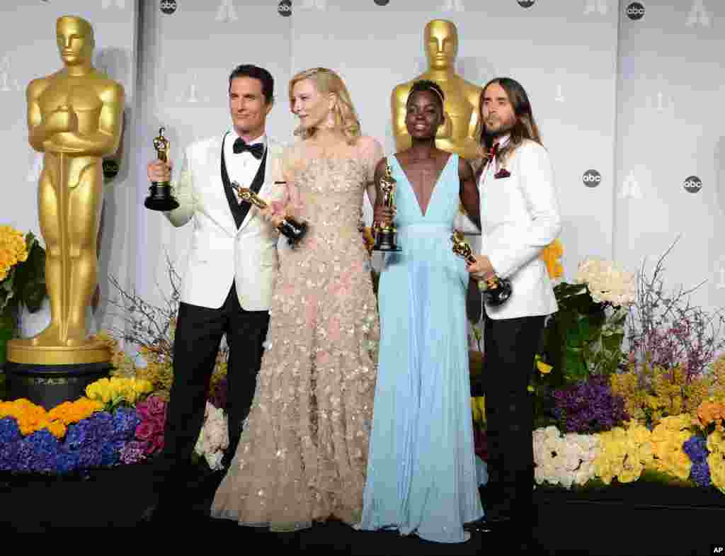 Dari kiri ke kanan: Matthew McConaughey, Cate Blanchett, Lupita Nyong&#39;o dan Jared Leto berfoto dengan piala masing-masing usai acara Oscars 2014 di Dolby Theatre, Los Angeles.