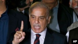 به گفتۀ صدر اعظم پاکستان، آنان به گونۀ کامل آگاه اند که کدام گروه‌های مسلح در این کشور به ویژه در خیبرپشتونخوا و بلوجستان امنیت این ایالت‌ها را با مشکل مواجه ساخته و کدام کشورها از این گروه‌ها حمایت می‌کنند.