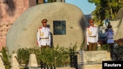 ទាហាន​ឈរ​យាម​នៅ​ក្បែរ​ផ្នូរ​ដែល​ធាតុ​របស់​លោក​អតីត​ប្រធានាធិបតី Fidel Castro របស់​គុយបា​ត្រូវ​បាន​បញ្ចុះ​ដោយ​លោក​ប្រធានាធិបតី Raul Castro នៅ​កន្លែង​បញ្ចុះ​សព Santa នៅ​ក្នុង​ក្រុង Santiago de Cuba កាលពី​ថ្ងៃទី៤ ខែធ្នូ​ ឆ្នាំ២០១៦។