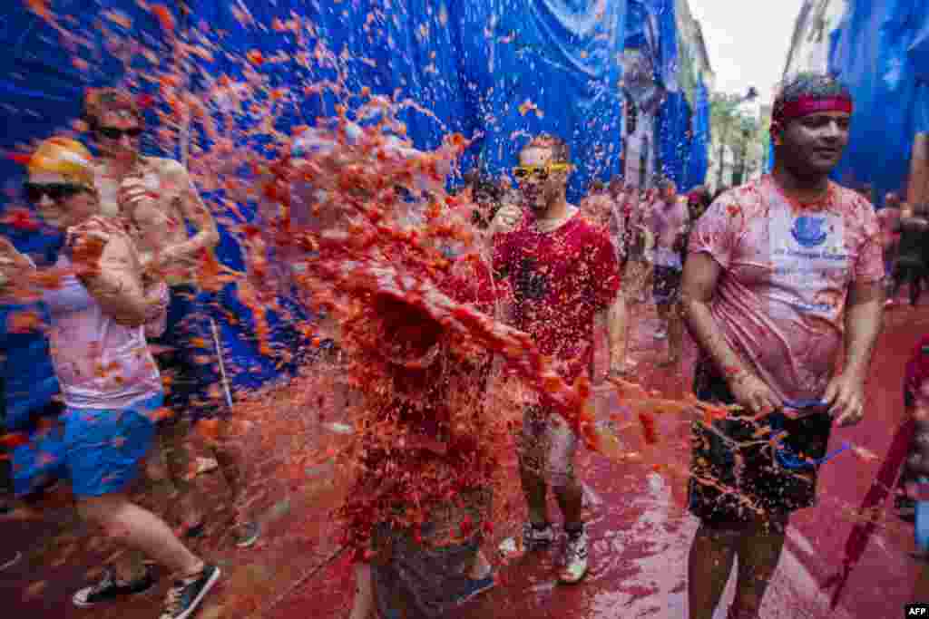 Warga setempat bersuka ria mengambil bagian dalam perayaan tahunan &quot;Tomatina&quot; di Bunol, dekat Valencia, Spanyol.