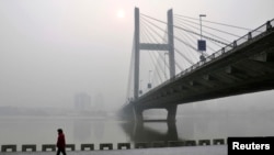 2月25日吉林省松花江畔公路桥下有人行走