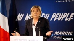 Marine Le Pen, presiden partai ultrakanan Perancis Front Nasional, anggota parlemen Eropa dan kandidat pemilihan presiden 2017, berbicara kepada media di Paris (4/1). (Reuters/Charles Platiau)