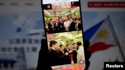 2025年2月27日，菲律宾华人社区组织侨星志愿者团的网站上刊登了被控犯有间谍罪而被逮捕的王永毅（左）和蔡少黄的照片。