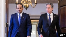 Menteri Luar Negeri AS Antony Blinken (kanan) bertemu dengan Perdana Menteri Qatar dan Menlu Sheikh Mohammed bin Abdulrahman Al Thani (kiri) di kantor Deplu AS di Washington, DC pada 29 Januari 2024.