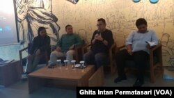 (ki-ka): Moderator, Ketua Bidang Studi Hukum Pidana STH Indonesia Jentera Anugerah Rizki Akbari, Pengajar Hukum Pidana STH Indonesia Jentera Miko Ginting , Direktur Program Institute for Criminal Justice Reform (ICJR) Erasmus Napitupulu, dalam konferensi