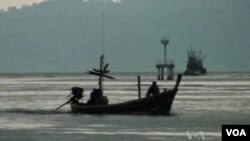 Para pengungsi Rohingya yang melarikan diri dari Burma tiba di Thailand (Foto: dok). Organisasi HAM, Human Rights Watch menyerukan penyelidikan terkait insiden penembakan serombongan pengungsi perahu Rohingnya (13/3). Insiden tersebut menewaskan dua orang pengungsi, dalam upaya mendorong rombongan tersebut kembali ke laut.