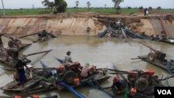 កសិករដាក់គោយន្តក្នុងប្រឡាយទឹកជាម៉ាស៊ីន ដើម្បីបូមទឹកដាក់ស្រែរបស់ពួកគេក្នុងឃុំត្រពាំងជង ស្រុកបាកាន ខេត្តពោធិ៍សាត់។ (ស៊ុន ណារិន/VOA Khmer)