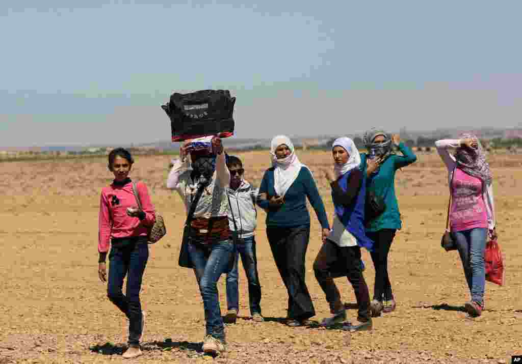 Syrian refugees crossing the border into Turkey in Suruc, Turkey, Sept. 21, 2014.