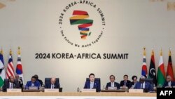 Presiden Korea Selatan Yoon Suk Yeol (tengah) menyampaikan pidato pembukaan pada KTT Korea-Afrika 2024 di Goyang, 4 Juni 2024. (Handout / KTT Korea-Afrika 2024 dan Berita Yonhap / AFP) 