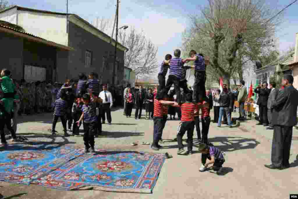 Isfara yoshlari oldida