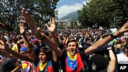 Para mahasiswa/i dalam demonstrasi menentang Presiden Venezuela Nicolas Maduro di Caracas, Venezuela (14/2). (AP/Fernando Llano)