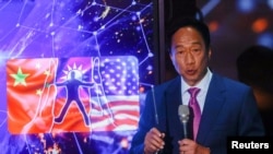 已表态争取国民党征召台湾总统参选人的鸿海集团创办人郭台铭2023年4月18日召开记者会。（路透社）