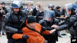 Polisi anti huru-hara menangkap seorang peserta aksi mogok kerja di stasiun kereta Gare de Lyon, Paris, 23 Desember 2019. (Foto: dok).