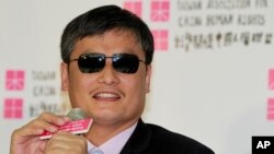 Aktivis tunanetra China, Chen Guangcheng mendengarkan pertanyaan dari wartawan dalam konferensi pers di kantor Asosiasi Taiwan untuk HAM di China, Taipei, Taiwan (24/6).