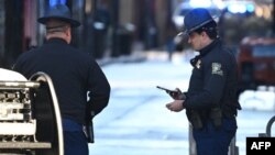 មន្រ្តីប៉ូលិសរដ្ឋ Louisiana ឈរនៅជិតផ្លូវ Bourbon នៅថ្ងៃទី២ ខែមករាឆ្នាំ២០២៥ ក្នុងទីក្រុង New Orleans រដ្ឋ Louisiana បន្ទាប់ពីការវាយប្រហារភេរវកម្មនៅថ្ងៃទី១ ខែមករា។