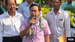 រូបឯកសារ៖ លោក​វន់ ពៅ ​ប្រធាន​សមាគម​ប្រជាធិប​តេយ្យ​ឯករាជ្យនៃ​សេដ្ឋកិច្ច​ក្រៅ​ប្រព័ន្ធ​ ឬ​ហៅ​កាត់ថា IDEA (ឈរ​នៅ​កណ្តាល​) ថ្លែង​នៅក្នុង​ពិធី​គម្រប់​ខួប​១៦​ឆ្នាំ​នៃ​ការ​សម្លាប់​ប្រធាន​សហជីព​លោក ជា វិជ្ជា នៅ​រាជធានី​ភ្នំពេញ ថ្ងៃទី២២ ខែមករា ឆ្នាំ​២០២០។​ (ហ៊ុល រស្មី​/វីអូអេ)