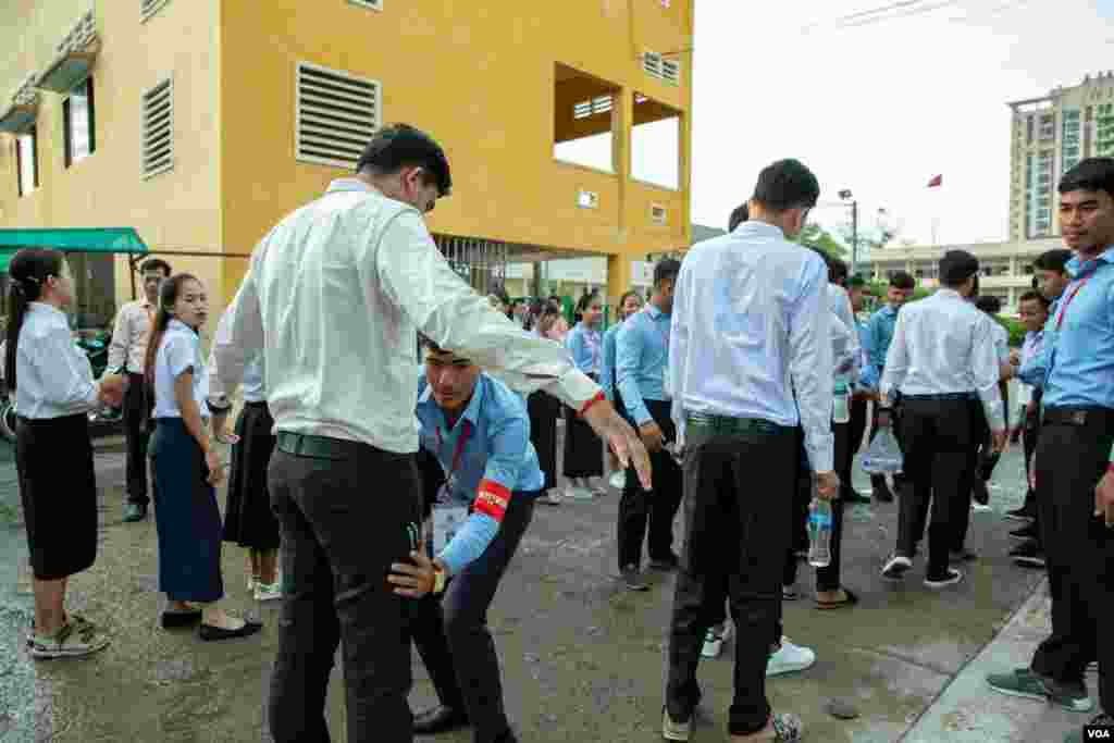 សកម្មភាព​អ្នក​អង្កេត​ការណ៍អប្បមាទ​កំពុង​ត្រួត​ពិនិត្យ​សំណៅ​ឯកសារ&nbsp;នៅ​ច្រក​ទ្វារ​មណ្ឌល​ប្រឡង&nbsp;វិទ្យា​ល័យ&nbsp;ជាស៊ីម&nbsp;សន្ធរម៉ុក&nbsp;នា​ពេល​ព្រឹក​ថ្ងៃ​ចុង​ក្រោយ​នៃ​ការ​ប្រឡង​សញ្ញាបត្រ​មធ្យម​សិក្សា​ទុតិយ​ភូមិ​ចំណេះ​ទូទៅ&nbsp;និង​បំពេញ​វិជ្ជា នៅរាជធានី​ភ្នំពេញ​ នៅ​ថ្ងៃ​ទី​២០&nbsp;ខែ​សីហា&nbsp;ឆ្នាំ​២០១៩។&nbsp;(ប៊ុន&nbsp;សុខា/VOA)