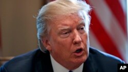 도널드 트럼프 미국 대통령이 12일 백악관에서 나집 라작 말레이시아 총리와 만나 발언하고 있다.