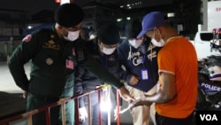 រូប​ឯកសារ៖ សកម្មភាពអាជ្ញាធររឹតបន្តឹងចរាចរតាមដងផ្លូវអំឡុងបំរាមគោចរក្នុងរាជធានីភ្នំពេញ កាលពីថ្ងៃទី ០៨ ខែមេសា ឆ្នាំ ២០២១។ (កាន់ វិច្ឆិកា/វីអូអេ)