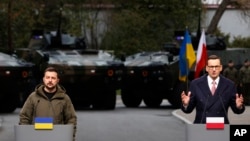 Premijer Poljske, Mateuš Moravijecki i predsednik Ukrajine, Volodimir Zelenski tokom konferencije za novinare u Varšavi, u Poljskoj. Sreda, 5. april 2023. (Foto: AP/Michal Dyjuk)