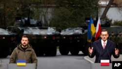 资料照片：波兰总理莫拉维茨奇与乌克兰总统泽连斯基在华沙出席一次记者会。(2023年4月5日)