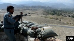 Seorang anggota tentara Afghanistan berdiri di titik pemeriksaan di distrik Achin provinsi Nangarhar, 28 September 2015.