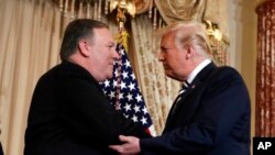 Presiden Donald Trump dalam upacara pengambilan sumpah jabatan Menteri Luar Negeri AS, Mike Pompeo di kantor Departemen Luar Negeri Amerika Serikat, 2 Mei 2018, di Washington. (AP Photo/Evan Vucci)