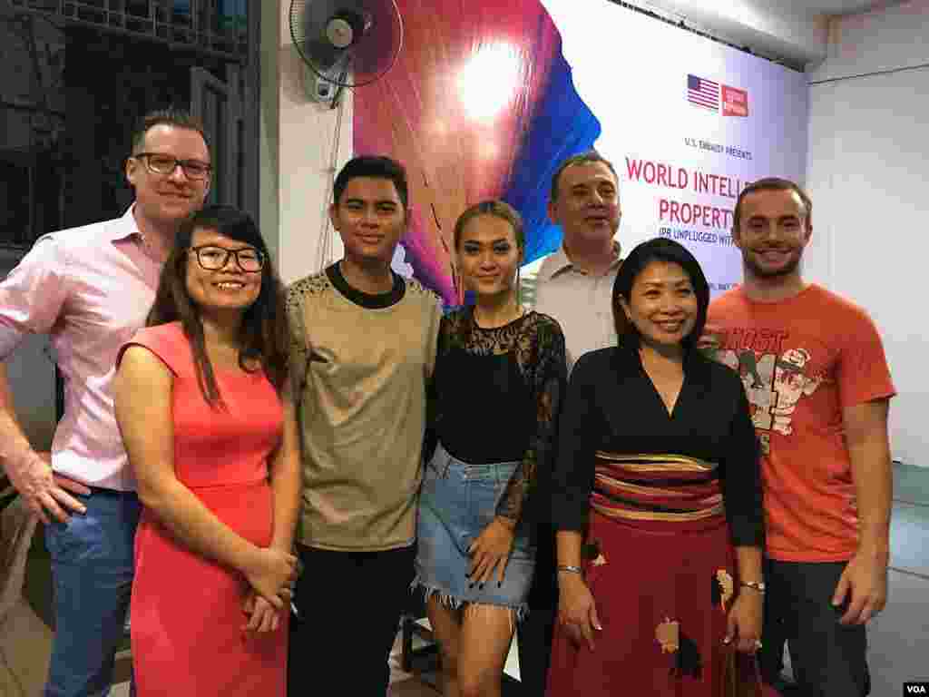 កញ្ញា Nikki Nikki អ្នកគ្រប់គ្រងរបស់នាងលោក Brendan Gallagher ឯកអគ្គរដ្ឋទូតសហរដ្ឋអាមេរិកប្រចាំនៅកម្ពុជាលោក William Heidt និងភរិយាអ្នកស្រី Sothy Heidt ថតរូបជាមួយភ្ញៀវកិត្តិយសផ្សេងទៀតក្នុងកិច្ចពិភាក្សាស្តីពីកម្មសិទ្ធិបញ្ញា និងឧស្សាហកម្មតន្រ្តីកម្ពុជាដែលប្រព្រឹត្តនៅមជ្ឈមណ្ឌលបុប្ផាណា ដើម្បីអបអរទិវាកម្មសិទ្ធិបញ្ញាពិភពលោក កាលពីថ្ងៃទី១០ ខែ ឧសភា ឆ្នាំ ២០១៨ រាជធានីភ្នំពេញ ប្រទេសកម្ពុជា។(ទុំ ម្លិះ/VOA)