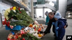 Sankt-Peterburgning "Pulkovo" aeroportiga kiraverishda odamlar marhumlarni xotirlayapti.